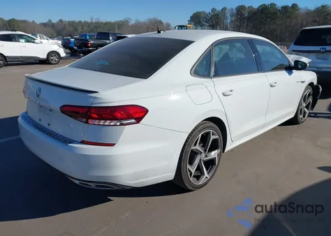 2021 Volkswagen Passat 2.0T R-Line z USA, uszkodzony, nr VIN 1VWMA7A38MC005481